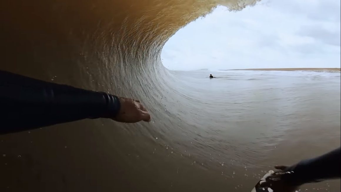 Surfe por dentro dos “tubos de chocolate” de Regência (ES)