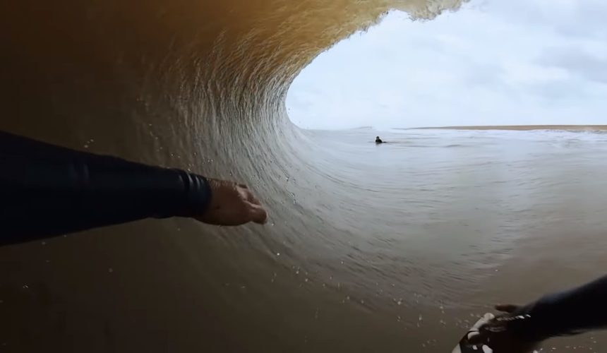 Surfe por dentro dos “tubos de chocolate” de Regência (ES)