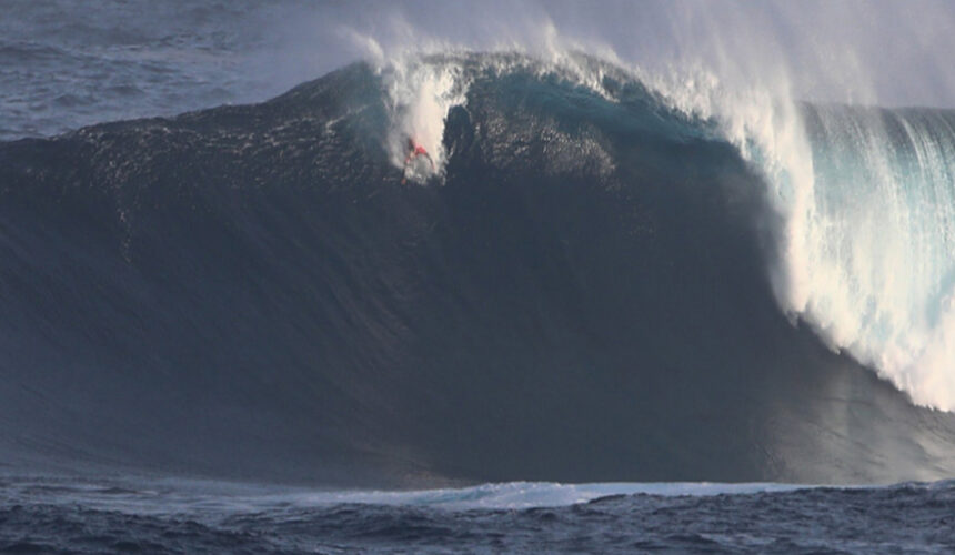 Surf de peito em condições quase suicidas