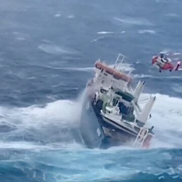 Ondas gigantes deixam navio à deriva no mar da Noruega
