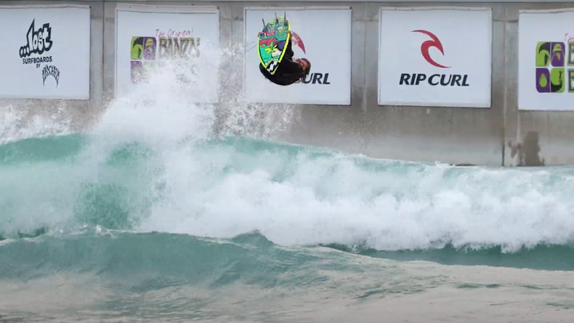 Surfista de 11 anos completa primeiro backside frontflip