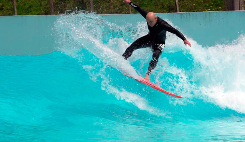 Surfista cego dá aula de superação