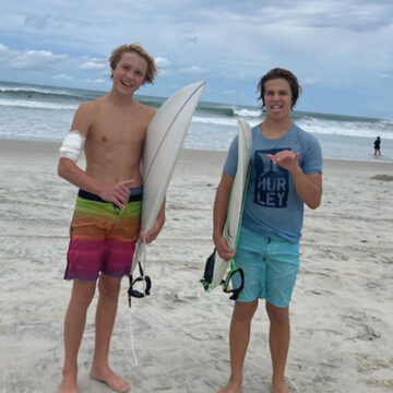 Surfista adolescente sobrevive à ataque de tubarão na Florida