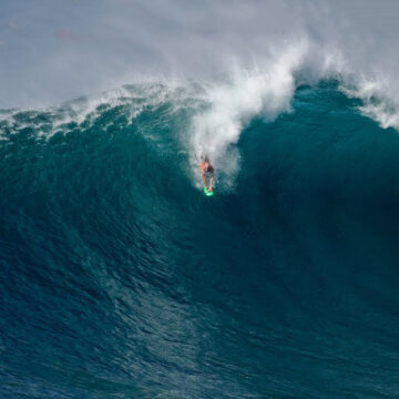 Kalani Lattanzi surfa um tubo de peito em Jaws